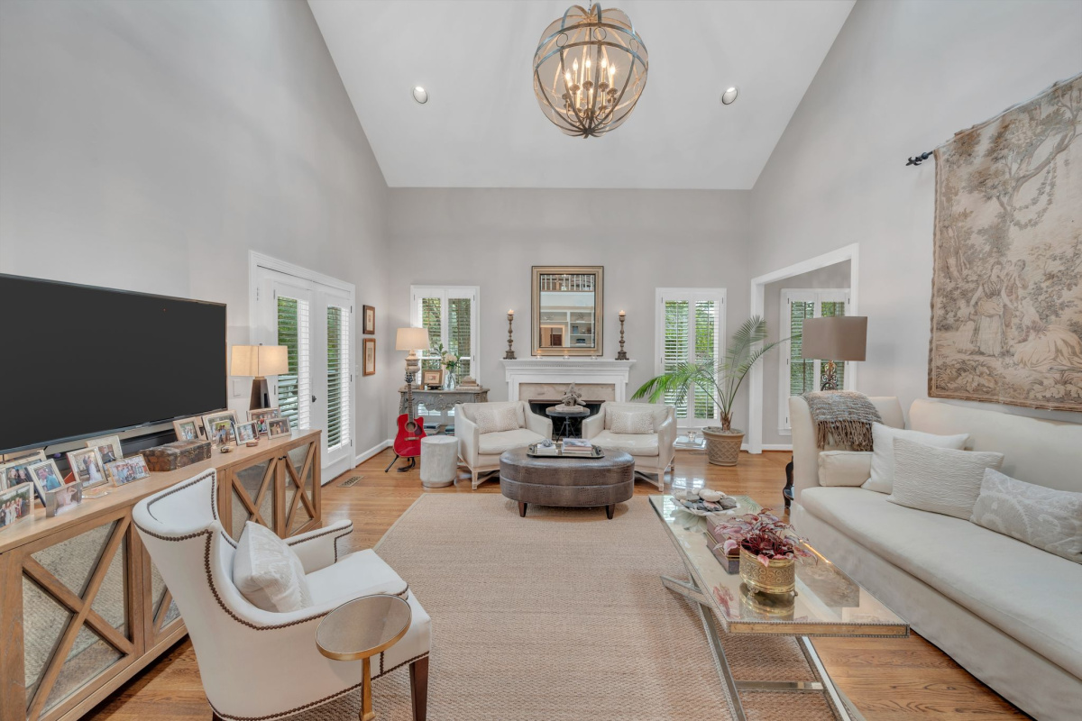 Nashville, Tennessee 37205, 4 Bedrooms Bedrooms, ,3 BathroomsBathrooms,Single Family Home,Active Listings,1100